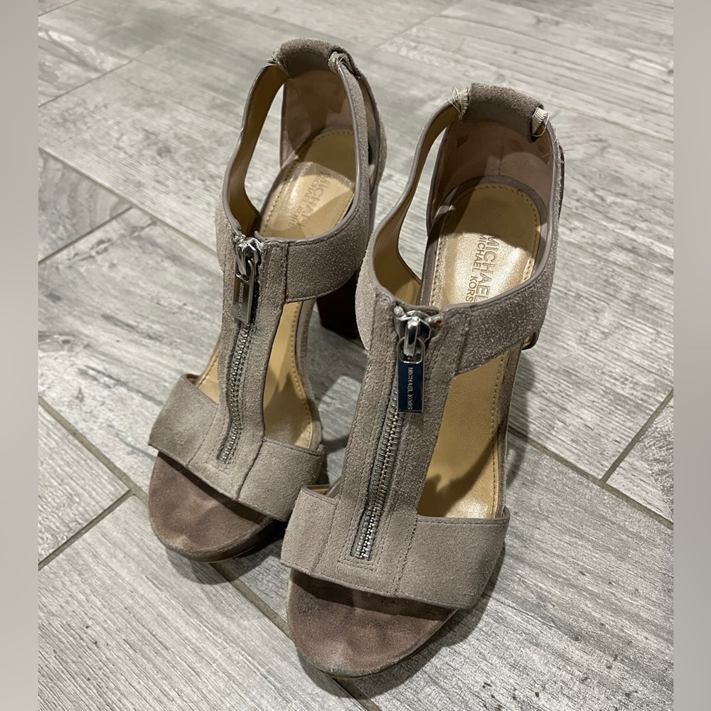 MICHAEL KORS T-Strap Platform 4” Heels

▪️SIZE: 6.5 womens
▪️CONDITION: Used